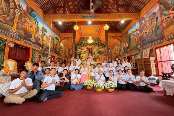 Read more about the article โครงการดอนแก้ว วิลเลจ ถวายเทียนพรรษาและโคมไฟยอดฉัตรเนื่องในวันเข้าพรรษา