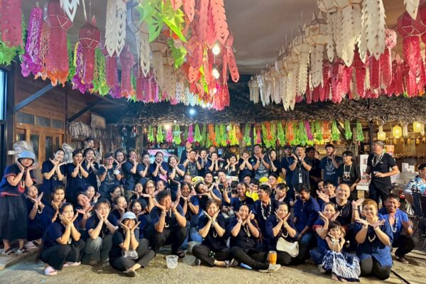 Read more about the article ดอนแก้ว วิลเลจ ร่วมกับร้านไม้เฮือน 60 จัดกิจกรรมสระเกล้าดำหัวผู้สูงอายุ